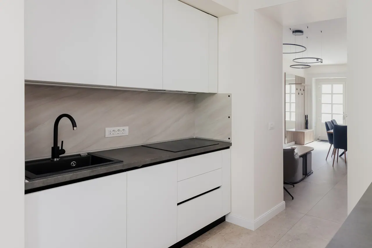 Kitchen, opening onto dining